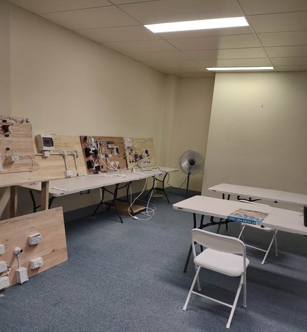 A room with tables and chairs

AI-generated content may be incorrect.